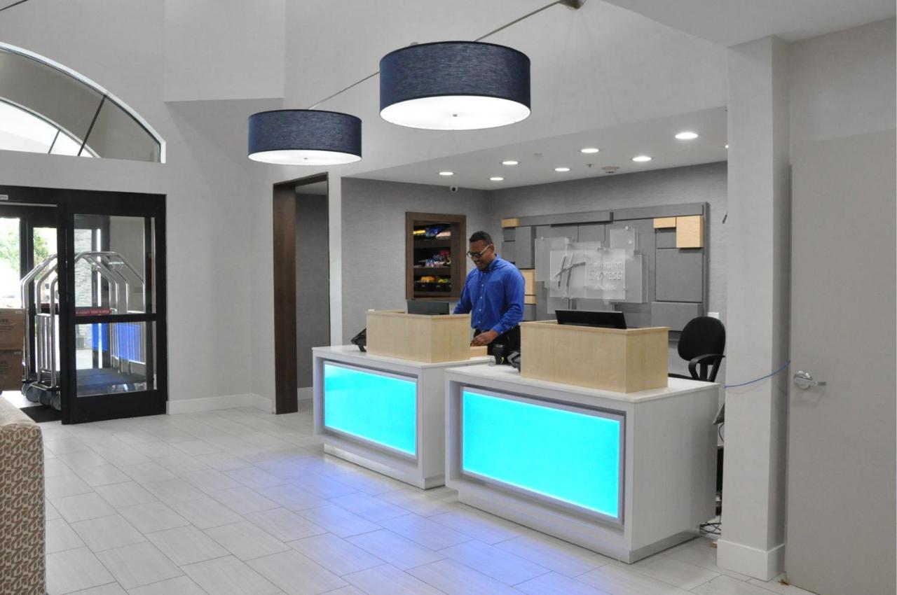 Holiday Inn Express & Suites - Lake Forest, An Ihg Hotel Екстериор снимка