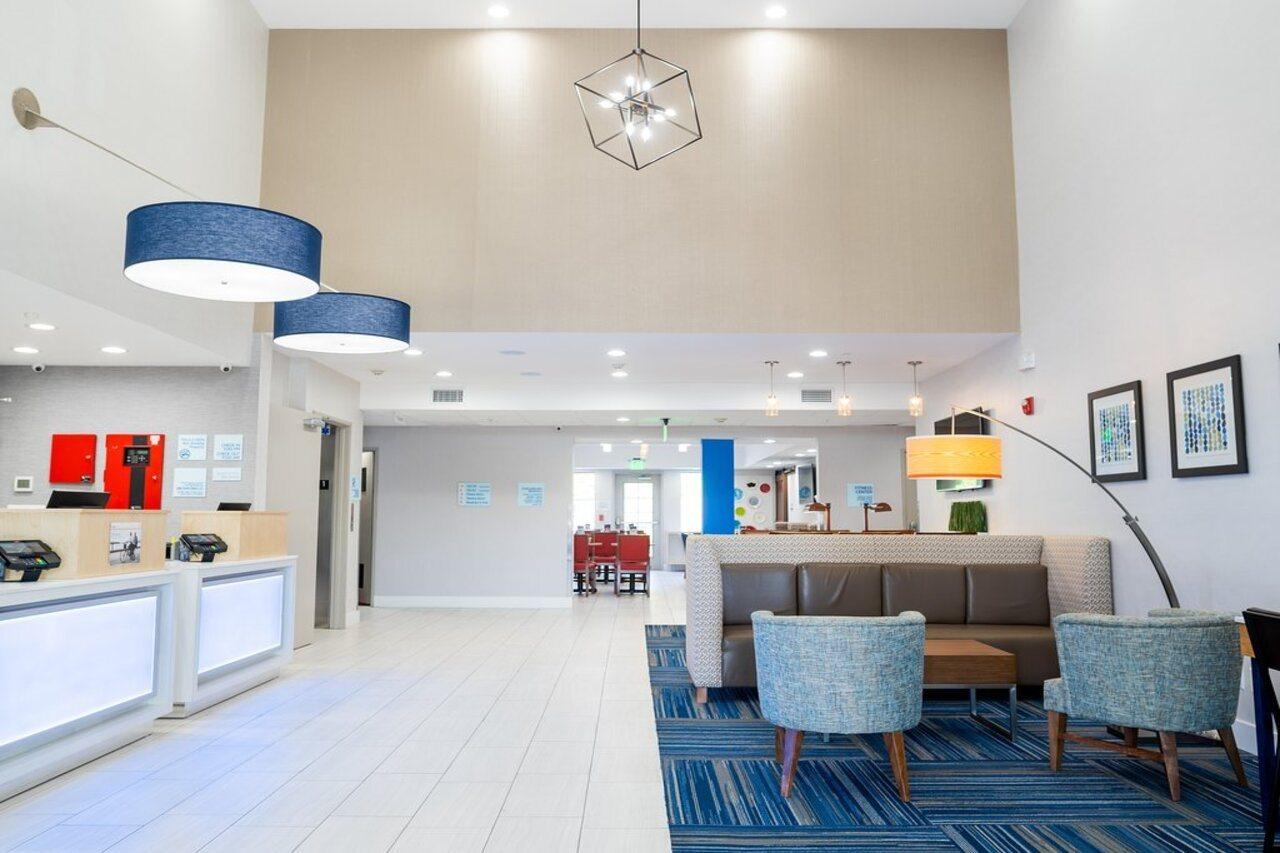 Holiday Inn Express & Suites - Lake Forest, An Ihg Hotel Екстериор снимка
