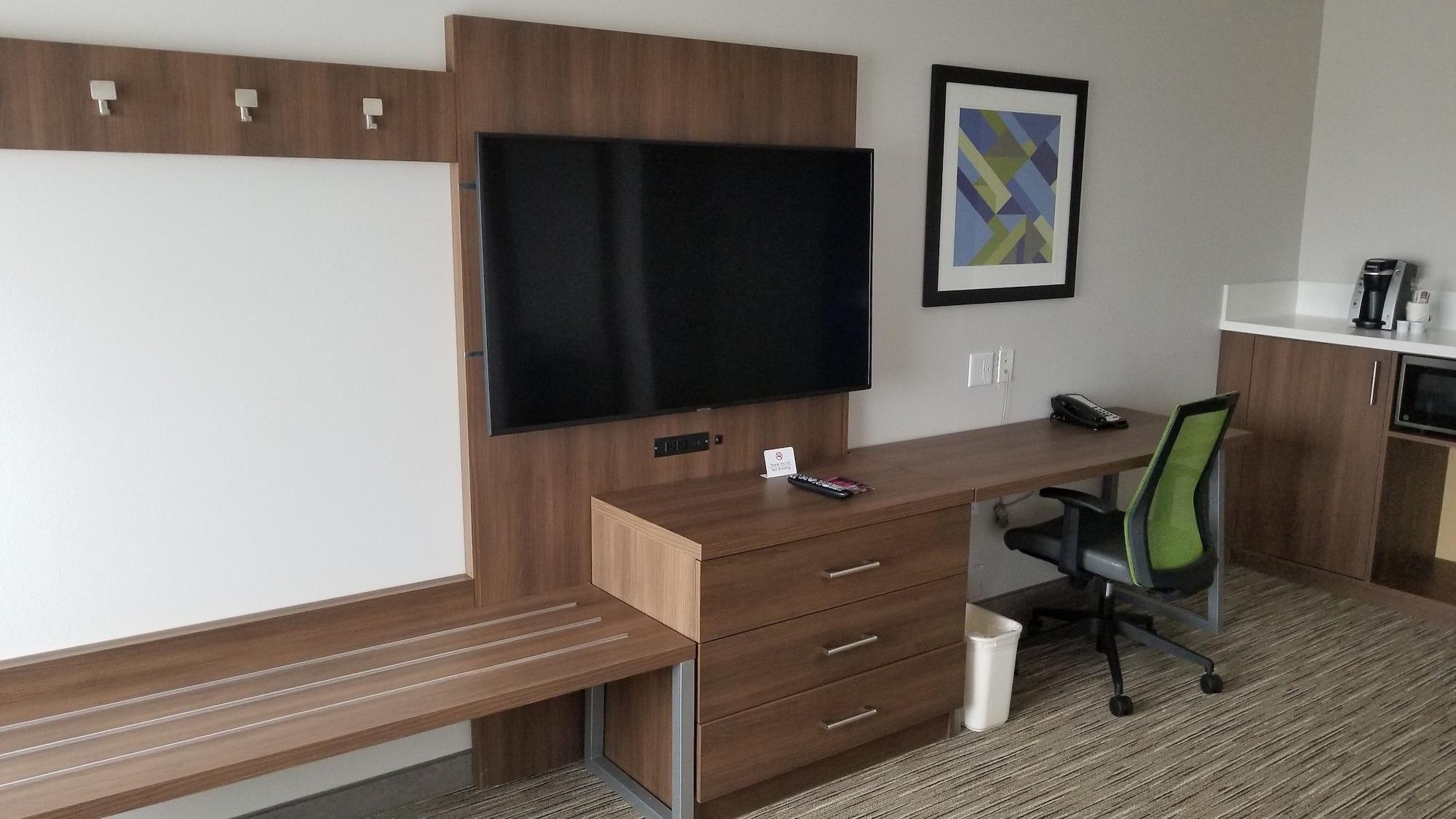 Holiday Inn Express & Suites - Lake Forest, An Ihg Hotel Екстериор снимка