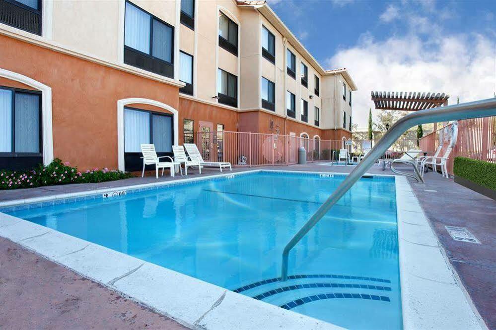 Holiday Inn Express & Suites - Lake Forest, An Ihg Hotel Екстериор снимка