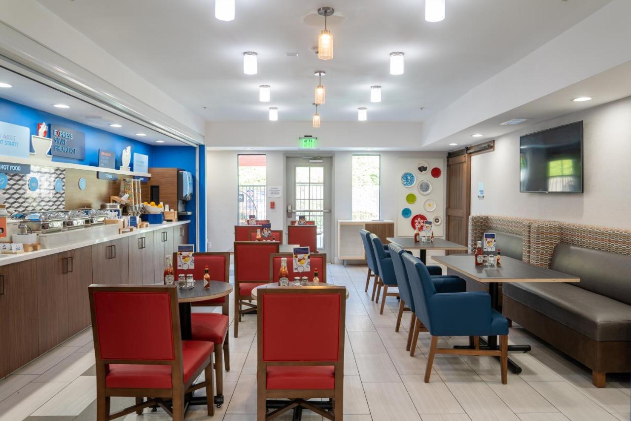 Holiday Inn Express & Suites - Lake Forest, An Ihg Hotel Екстериор снимка