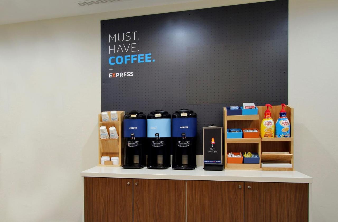Holiday Inn Express & Suites - Lake Forest, An Ihg Hotel Екстериор снимка