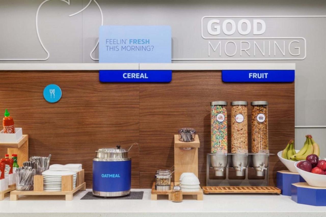 Holiday Inn Express & Suites - Lake Forest, An Ihg Hotel Екстериор снимка